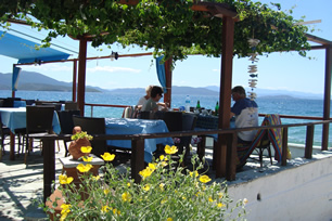 Vis-lunch in taverna Perigali, met Nicole en Raymond, op bezoek vanuit België